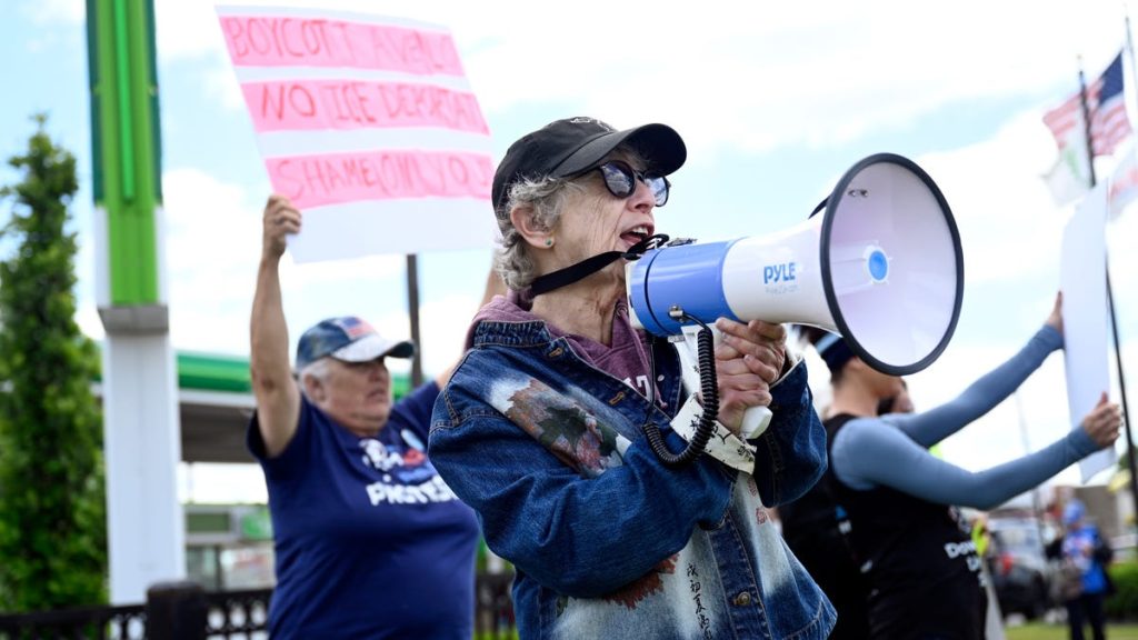 83966199007-053125-fljj-me-airline-protest-2.jpg