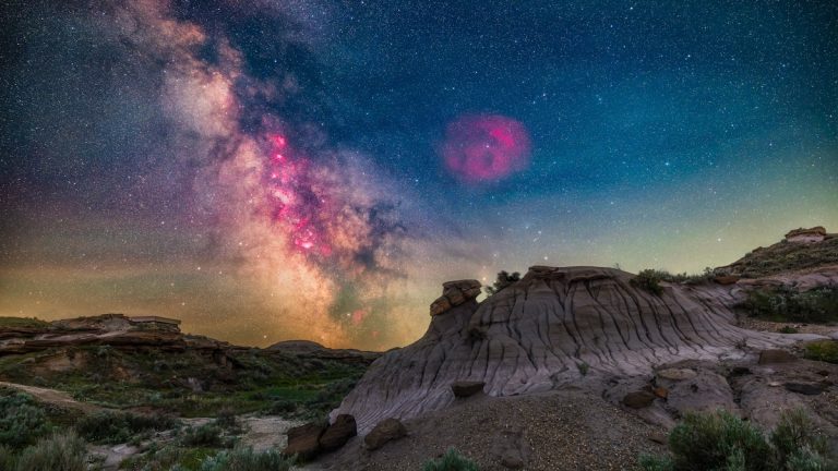 C0608106-Milky_Way_core_over_badlands_16x9.jpg