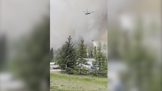 feu-kelly-lake-cb-pompier-helicoptere.png